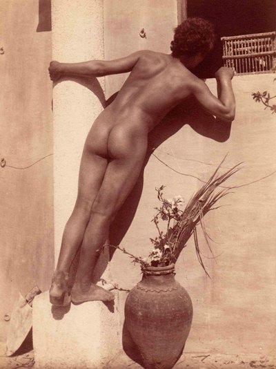 studie av en pojke som tittar genom ett fönster, ca 1900 av Baron Wilhelm von Gloeden