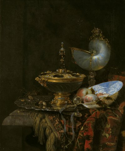 Magnifikt stilleben med Holbeinskål, Nautilus och glaskopp och fruktskål av Willem Kalf