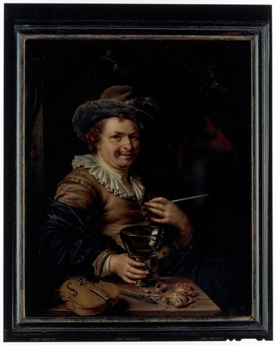 En man som håller en klapppipa och en roemer sitter vid ett bord på vilket en fiol och krabbor vilar av Willem Van Mieris
