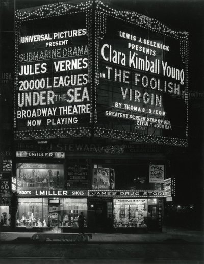 1554 Broadway på 46th Street, I. Miller Shoes; James Drug Store och stora tält för filmer lyser upp ovan. av William Davis Hassler