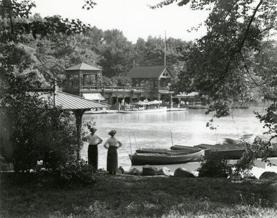 Central Park Boat House, ca 1910-21 av William Davis Hassler