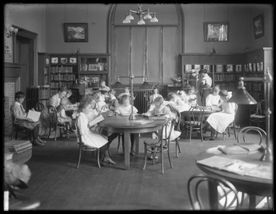 Barn läser i läsrummet i en oidentifierad filial av Queens Borough Public Library, ca 1910. av William Davis Hassler
