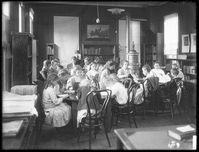 Barn läser i läsrummet i en oidentifierad filial av Queens Borough Public Library, ca 1910. av William Davis Hassler