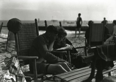 Par som läser på stranden, Coney Island, ca 1910-21 av William Davis Hassler