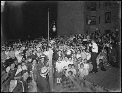 Evangelistic Society meeting, East 79th Street and Avenue A, New York City, 24 juli 1914 av William Davis Hassler