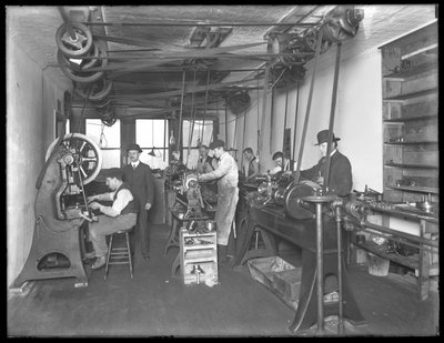 Verkstad på femte våningen, Geyser Electric Water Heater Company, 42 Hudson Street, New York City, 31 december 1914 av William Davis Hassler
