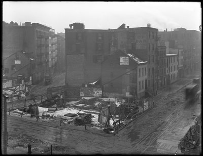 Högvinkelvy av korsningarna mellan Downing Street, West Houston Street och Varick Street, New York City, 18 februari 1916 av William Davis Hassler