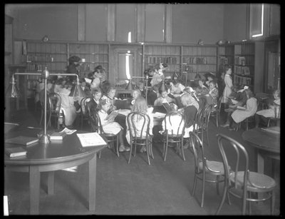 Inre vy av en oidentifierad gren av Queens Borough Public Library, c.1910 av William Davis Hassler