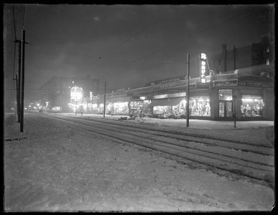 Nattvy av 207th Street med utsikt österut från Vermilyea Avenue i snön, New York City, 6 mars 1915 av William Davis Hassler
