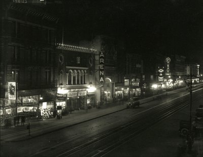 Nattvy på södra sidan av 23rd Street mellan Sixth and Seventh Avenue, ca 1916-17 av William Davis Hassler