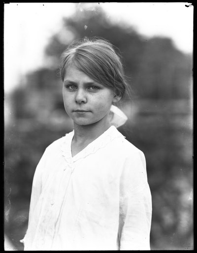Utomhusporträtt av en oidentifierad liten flicka i en vit klänning, juli 1915 av William Davis Hassler