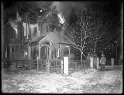 Prescott Cottage brand på natten, Inwood Hill, 1914 av William Davis Hassler
