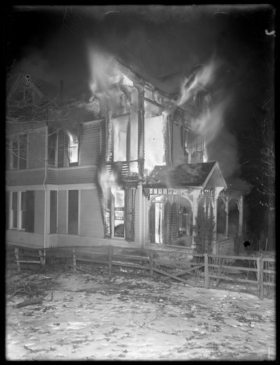 Prescott Cottage brand på natten, Inwood Hill, 1914 av William Davis Hassler