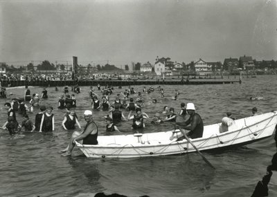 Roddbåt och simmare i vattnet, Coney Island, c.1910-21 av William Davis Hassler