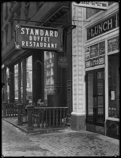 Skylt för Standard Buffet Restaurant, Fourth Avenue mellan E. 31st och 32nd Streets, New York City, 6 februari 1917 av William Davis Hassler