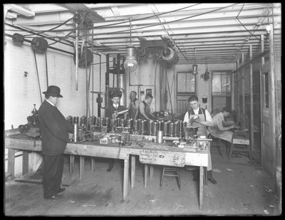 Verkstad på sjätte våningen, Geyser Electric Water Heater Company, 42 Hudson Street, New York City, 31 december 1914 av William Davis Hassler