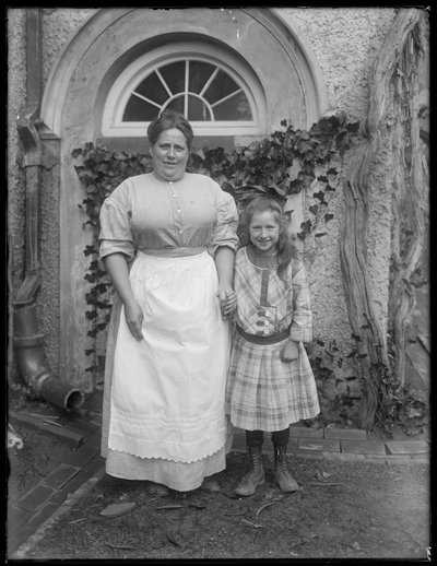 Vaktmästaren på Washington Irving House i Irvington-on-Hudson, omkring 1913. av William Davis Hassler