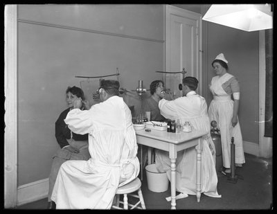 Två patienter undersöks, undersökningsrum #1, Seton Hospital, Spuyten Duyvil, Bronx, 30 oktober 1914 av William Davis Hassler