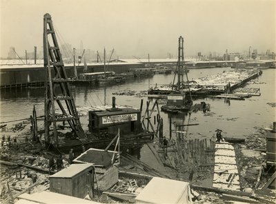 Oidentifierad industriplats vid vattnet, ca 1910-21 av William Davis Hassler