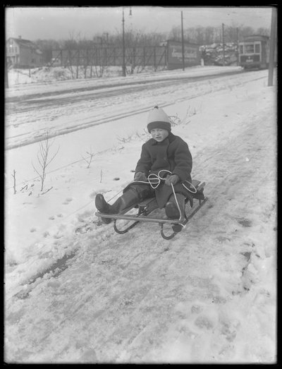 William Grey Hassler med sin nya släde, ca 1912 av William Davis Hassler