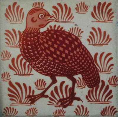 Til med rapphönsdesign (keramik) av William de Morgan