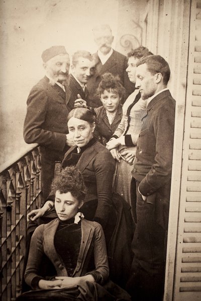 Familjen Claudel, Jessie Lipscomb, Ferdinand de Massary och hans far på balkongen i lägenheten på 31 boulevard de Port Royal. (I förgrunden: Louise (f. 1866), bakom henne, Madame Claudel (f. Louise Athanaise Brains 1840) och Camille (1864- av William Elborne