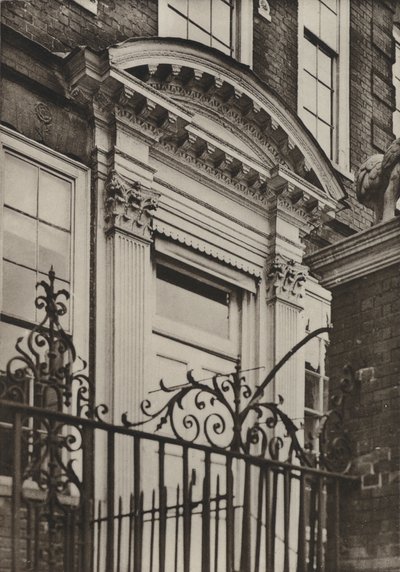 Doorway, North Pallant, Chichester (s/v foto) av William Galsworthy Davie
