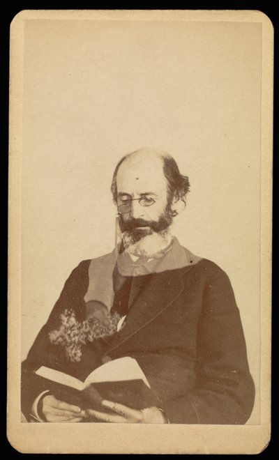 [Oidentifierad flintskallig, skäggig man läser sittande] av William H. Mumler