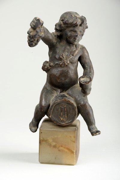 Kerub på en vinfat (målad gips) av William Hamo Thornycroft