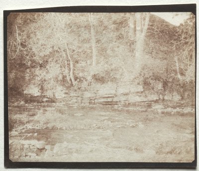 En bergsrivul som rinner vid foten av Doune Castle, 1844. av William Henry Fox Talbot
