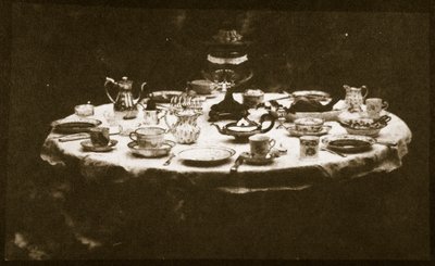 Ett elegant dukat bord, ca 1841 (saltpapperstryck från kalotypnegativ) av William Henry Fox Talbot