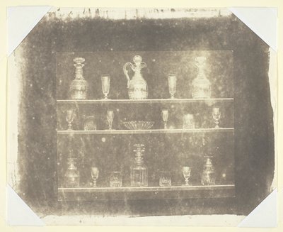 Glasföremål på tre hyllor av William Henry Fox Talbot