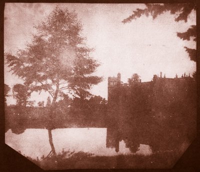 Lacock Abbey i reflektion, ca 1840 (saltpapperstryck från kalotypnegativ) av William Henry Fox Talbot