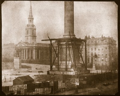 Nelsons kolumn under uppbyggnad, ca 1841 (saltpapperstryck från kalotypnegativ) av William Henry Fox Talbot