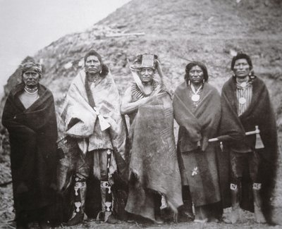 Pawnee-människor framför en jordloge, ca 1869 (s/v-foto) av William Henry Jackson
