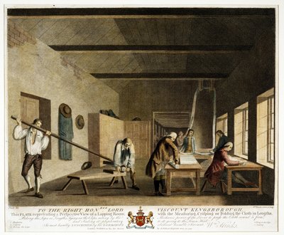 Till höger ärade Lord Viscount Kingsborough... den här tallriken representerar en perspektivvy av ett lappande rum, med mätning, krispning eller vikning av tyget i längder, Plate XI, The Linen Manu av William Hincks