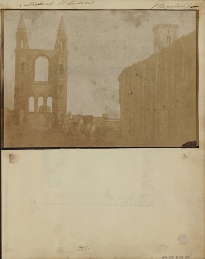 Östra gaveln och södra gången i St Andrews Cathedral med St Regulus Tower, från nordväst. av William Holland Furlong