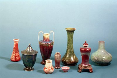 Grupp av vaser och skålar av lergods tillverkade vid Ruskin Pottery, 1898-1935 (lergods) av William Howson Taylor