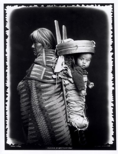 Navajo-kvinna som bär en papoose på ryggen, ca 1914 (bw-foto) av William Carpenter