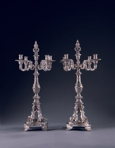 Ett par mycket viktiga tyska fyrljus kandelabrar, beställda för George II, tillverkade av Balthasar Friedrich Behrens, Hannover, 1736-37 av William Kent
