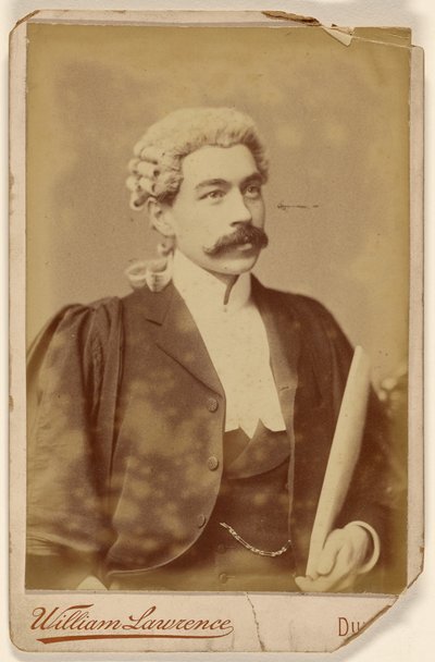[Man i vit peruk, mörk mustasch, med papper i handen] av William Lawrence