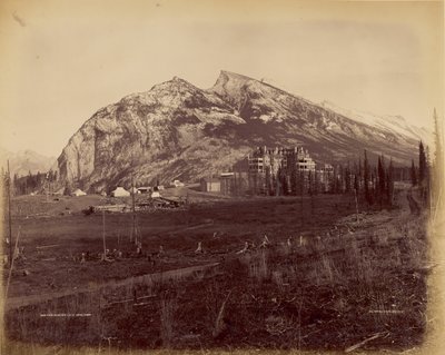 Twin Peaks och C.P.R. Hotel, Banff av William McFarlane Notman