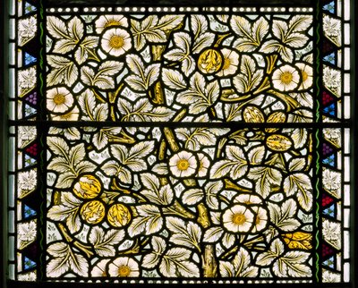 Kirkcaldy Old Kirk, Morris & Co., William Morris, Wild Roses & Hasselnuts, 1886swed av William Morris