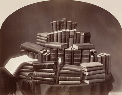 Stilleben med böcker, 1870-80-tal. av William Notman.