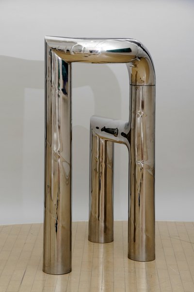 Två mitrar, Tripod Series IV av William Pye