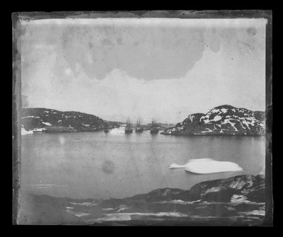 Vy över en bukt mot Franklins sökfartyg under kapten Belchers befäl av William Thomas Domville