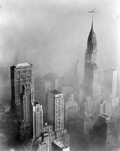 Smog skymmer sikten över Chrysler Building från Empire State Building, New York City av William Van Alen