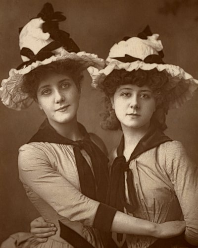 Two Roses, Maude Millett och Annie Hughes, brittiska skådespelerskor, 1888 av William and Daniel Downey
