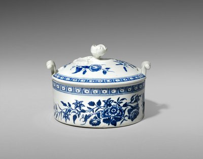 Smörbalja, ca. 1770-1783 (softpaste porslin med transfertryck) av Worcester Porcelain Manufactory