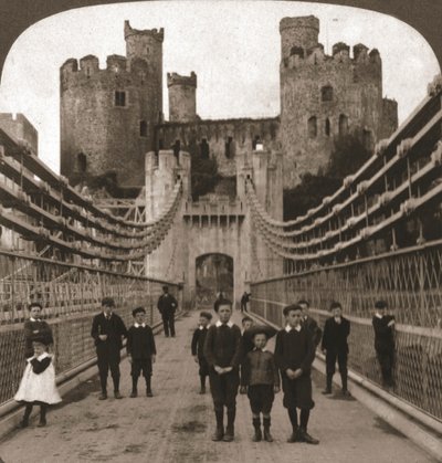 Conway, Wales, medeltida slott och bron, 1901. av Works and Sun Sculpture Studios